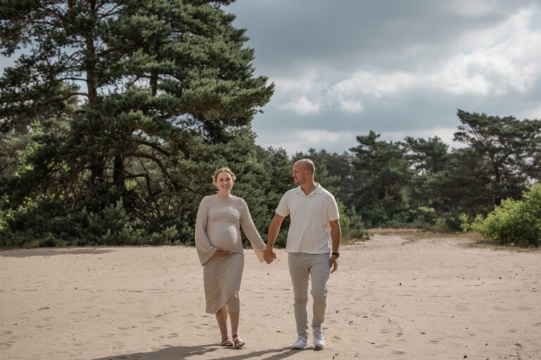 Zwangerschapsshoot in Apeldoorn op de Veluwe met een ontspannen stel in de natuur