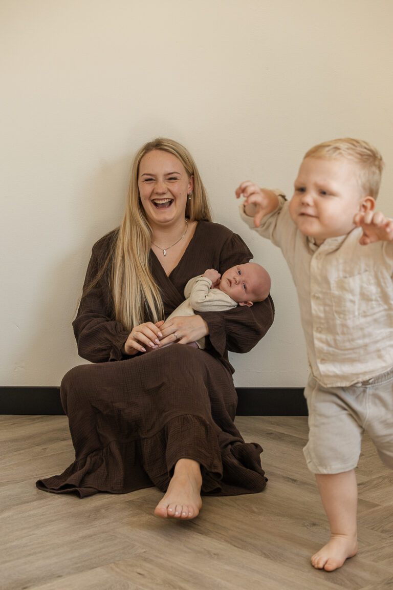 Pasgeboren baby Lio en broertje tijdens een ontspannen newbornshoot in Apeldoorn.