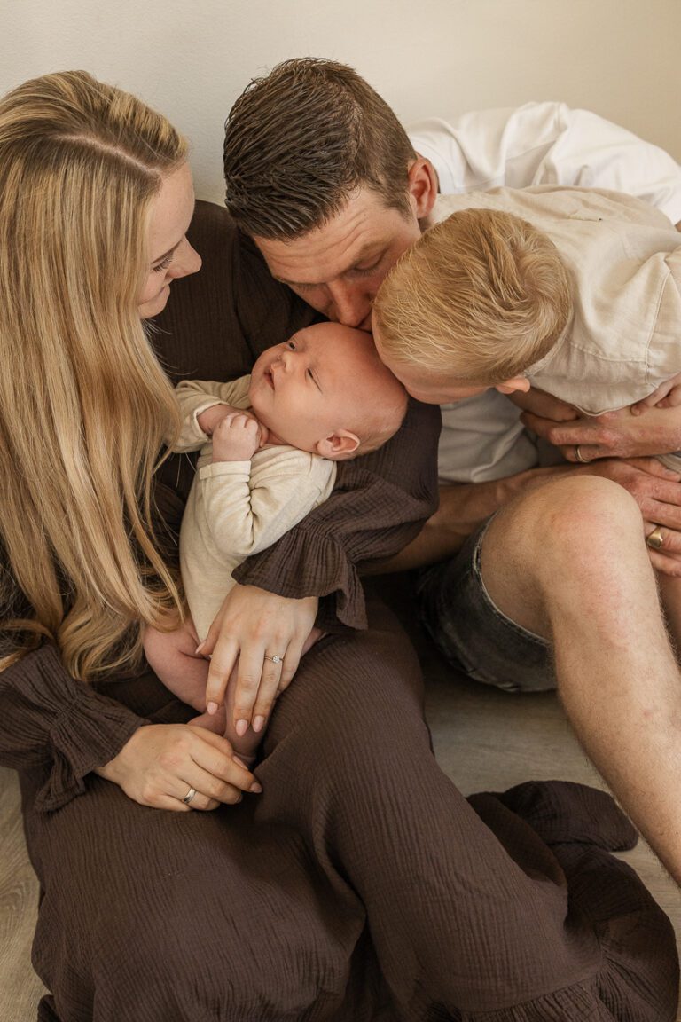 Pasgeboren baby Lio en broertje tijdens een ontspannen newbornshoot in Apeldoorn.