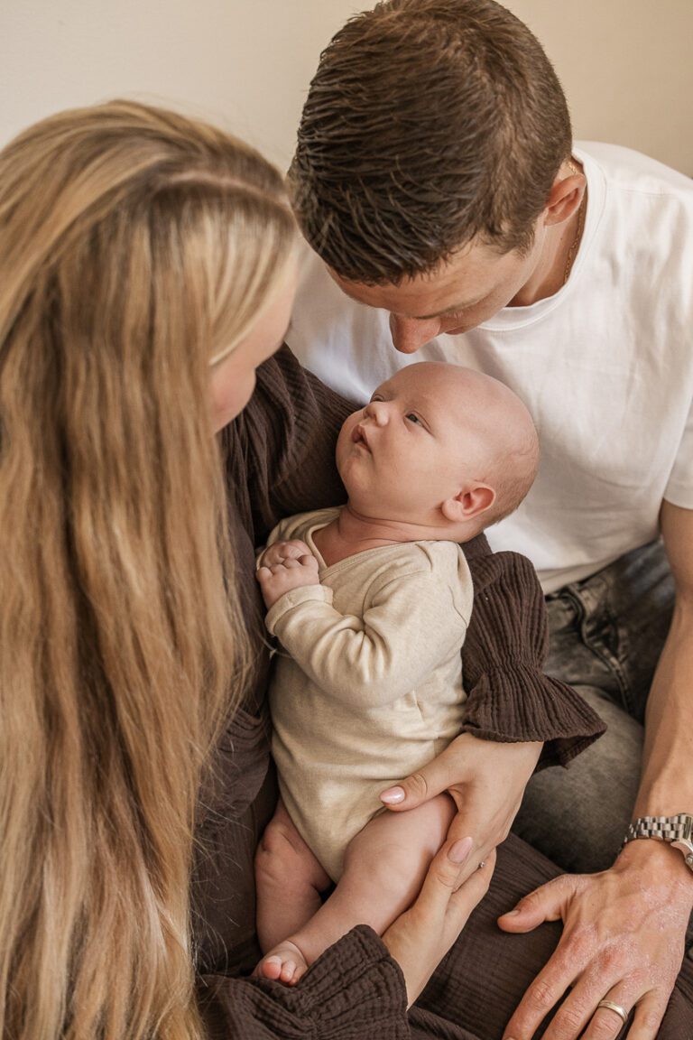 Pasgeboren baby Lio en broertje tijdens een ontspannen newbornshoot in Apeldoorn.