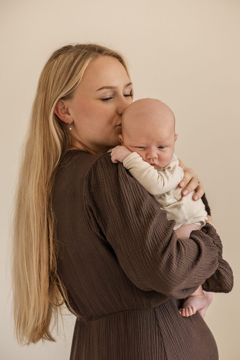 Pasgeboren baby Lio en broertje tijdens een ontspannen newbornshoot in Apeldoorn.