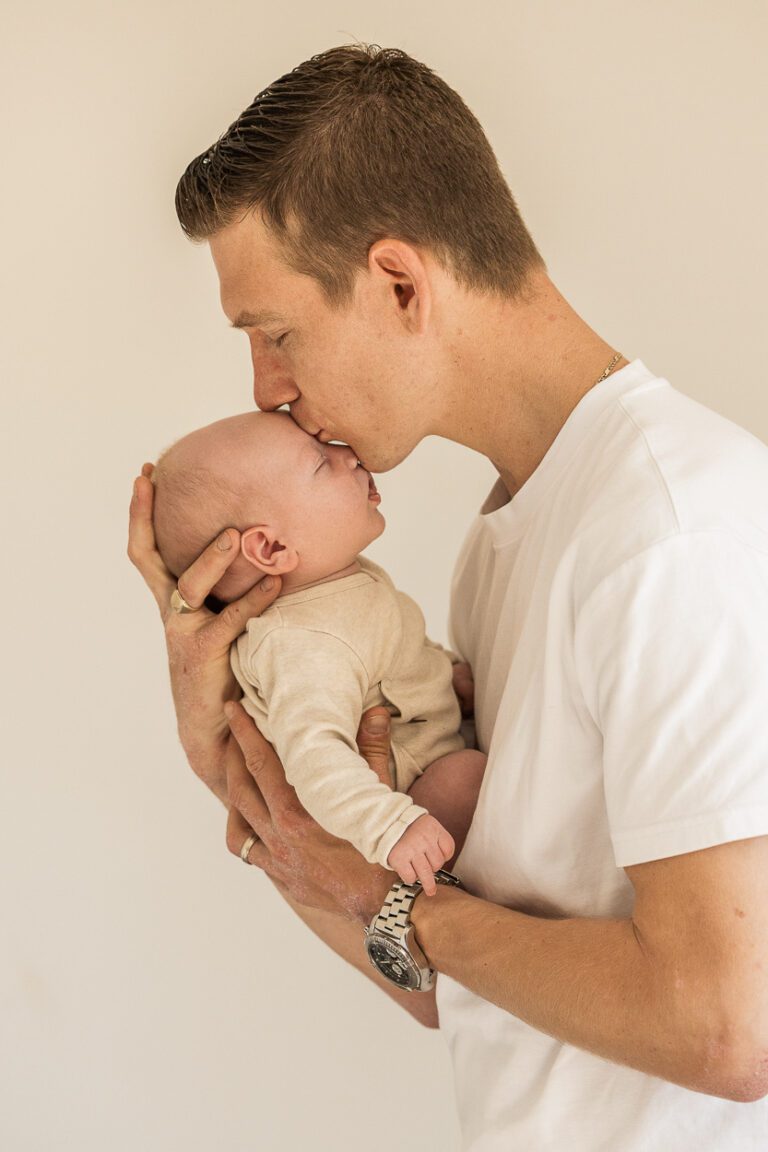 Vader met newborn tijdens familie newbornshoot