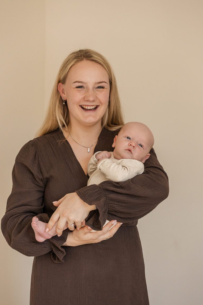 Mama met baby tijdens newborshoot apeldoorn