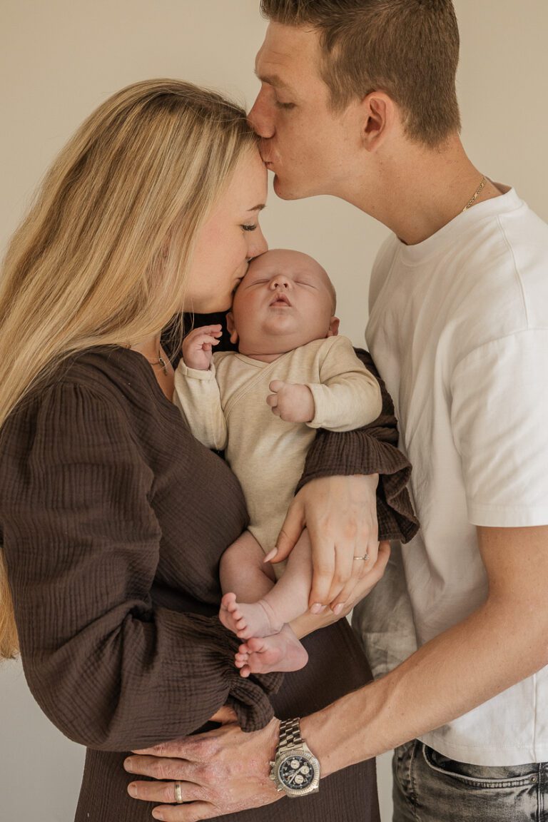 Pasgeboren baby Lio tijdens een ontspannen newbornshoot in Apeldoorn.