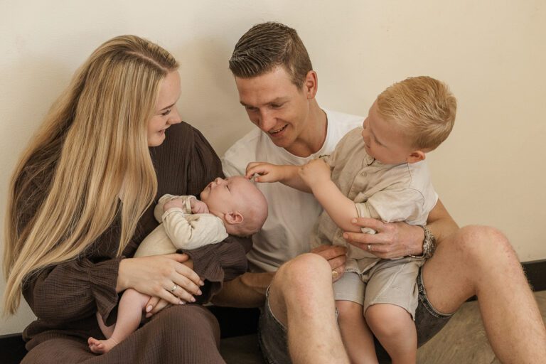 Pasgeboren baby Lio en broertje tijdens een ontspannen newbornshoot in Apeldoorn.