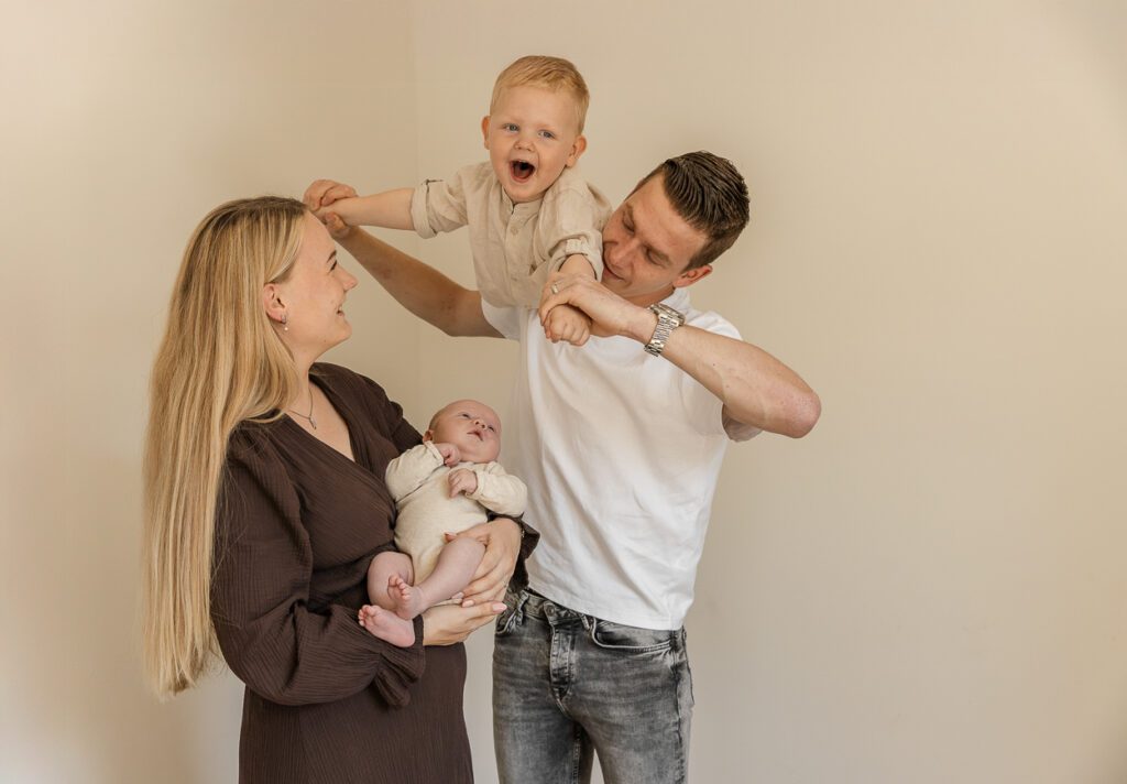 Pasgeboren baby Lio tijdens een ontspannen newbornshoot in Apeldoorn.
