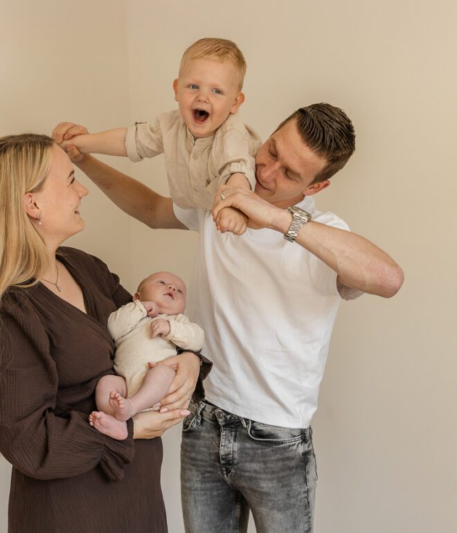 Pasgeboren baby Lio tijdens een ontspannen newbornshoot in Apeldoorn.