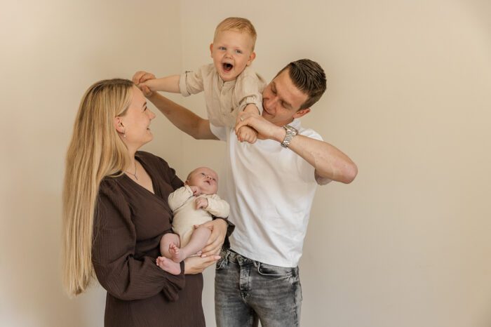 Pasgeboren baby Lio tijdens een ontspannen newbornshoot in Apeldoorn.