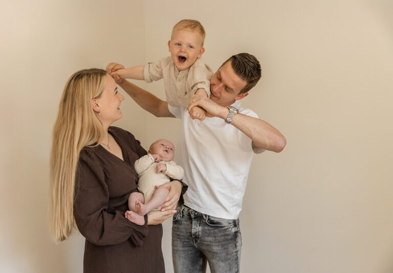 Pasgeboren baby Lio tijdens een ontspannen newbornshoot in Apeldoorn.