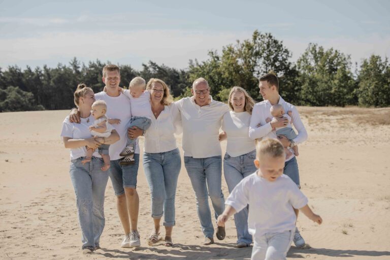 Familie Oosterhof tijdens een spontane familieshoot met drie generaties op het Kootwijkerzand bij Apeldoorn.