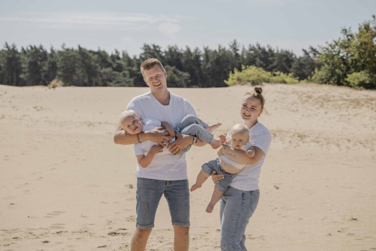 Familieshoot op kootwijkerzand met jonge kinderen op de veluwe