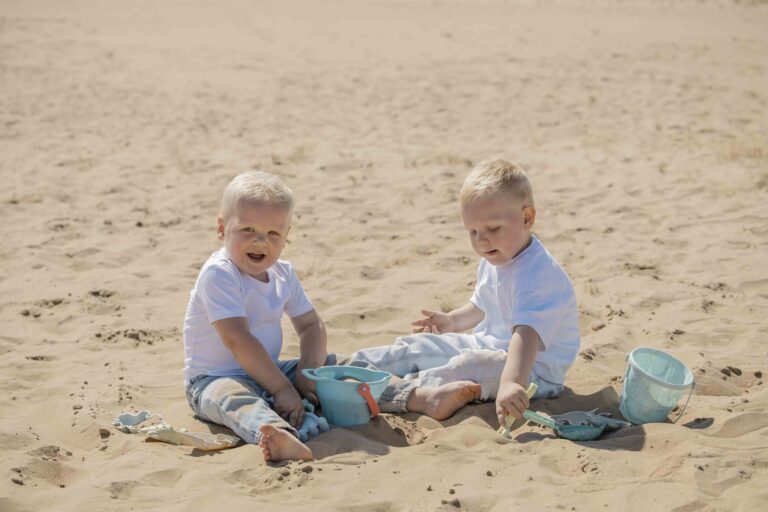 Spelende kinderen tijdens een familieshoot rondom apeldoorn gelderland