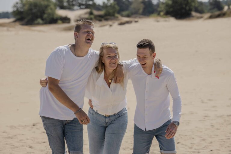 Familieshoot op kootwijkerzand met volwassen kinderen op de veluwe