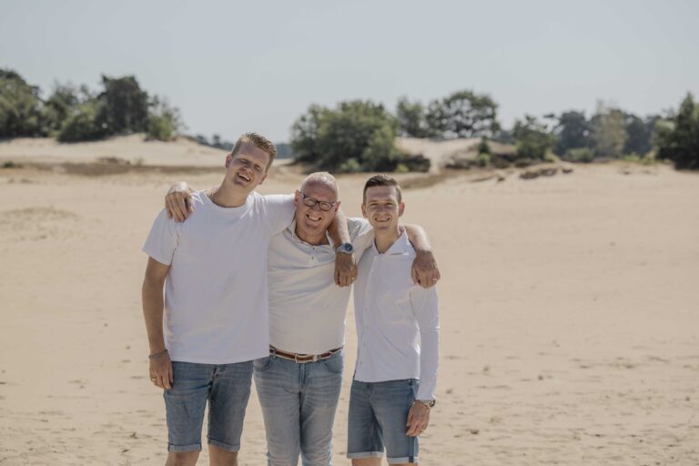 Familieshoot op kootwijkerzand met volwassen kinderen op de veluwe
