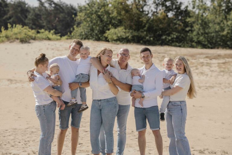 Familie Oosterhof tijdens een spontane familieshoot met drie generaties op het Kootwijkerzand bij Apeldoorn.