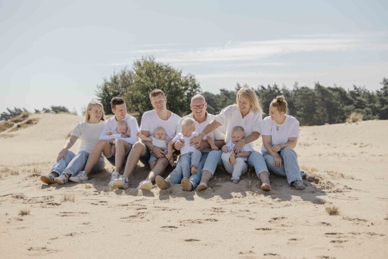 Familie Oosterhof tijdens een spontane familieshoot met drie generaties op het Kootwijkerzand bij Apeldoorn.