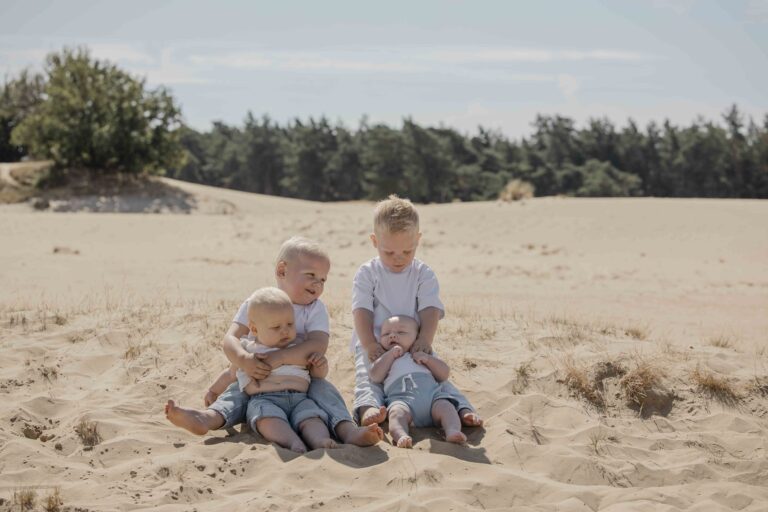 Spelende kinderen tijdens een familieshoot rondom apeldoorn gelderland, neefjes en nichtjes