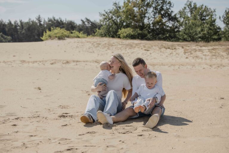 Familieshoot op kootwijkerzand met jonge kinderen