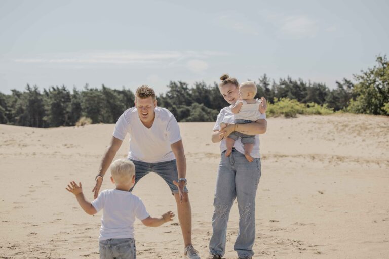 Familieshoot op kootwijkerzand met jonge kinderen, spontaan en speels