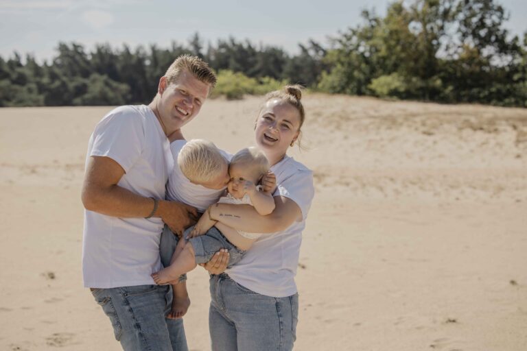 Familieshoot op kootwijkerzand met jonge kinderen op de veluwe