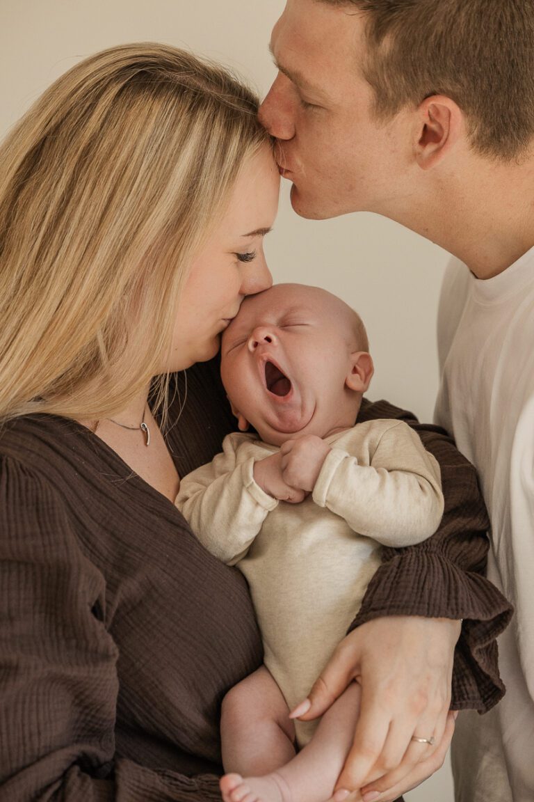 Pasgeboren baby Lio en broertje tijdens een ontspannen newbornshoot in Apeldoorn.