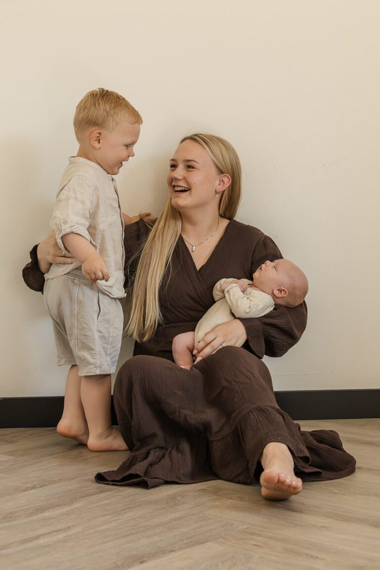 Pasgeboren baby Lio en broertje tijdens een ontspannen newbornshoot in Apeldoorn.