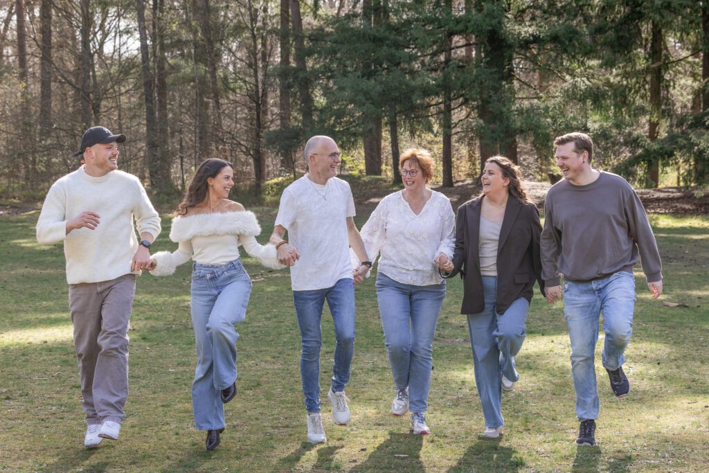 Samen lopen tijdens een familieshoot? Spontane foto's en echte momenten gezinshoot apeldoorn
