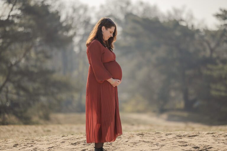 Solo zwangerschapsshoot van Lynn door Van Dam Fotografie