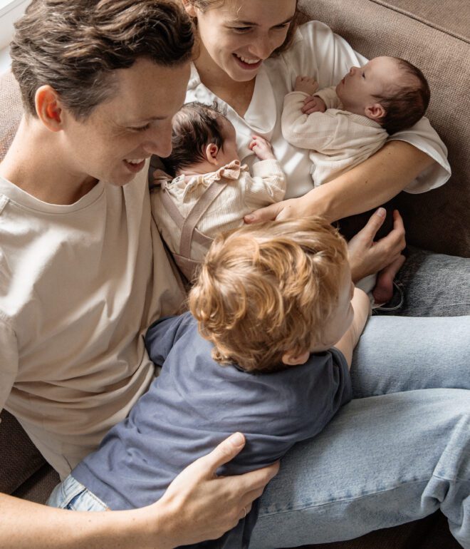 Newbornshoot van tweeling Julan en Amélie met grote broer Lyon bij Van Dam Fotografie in Apeldoorn