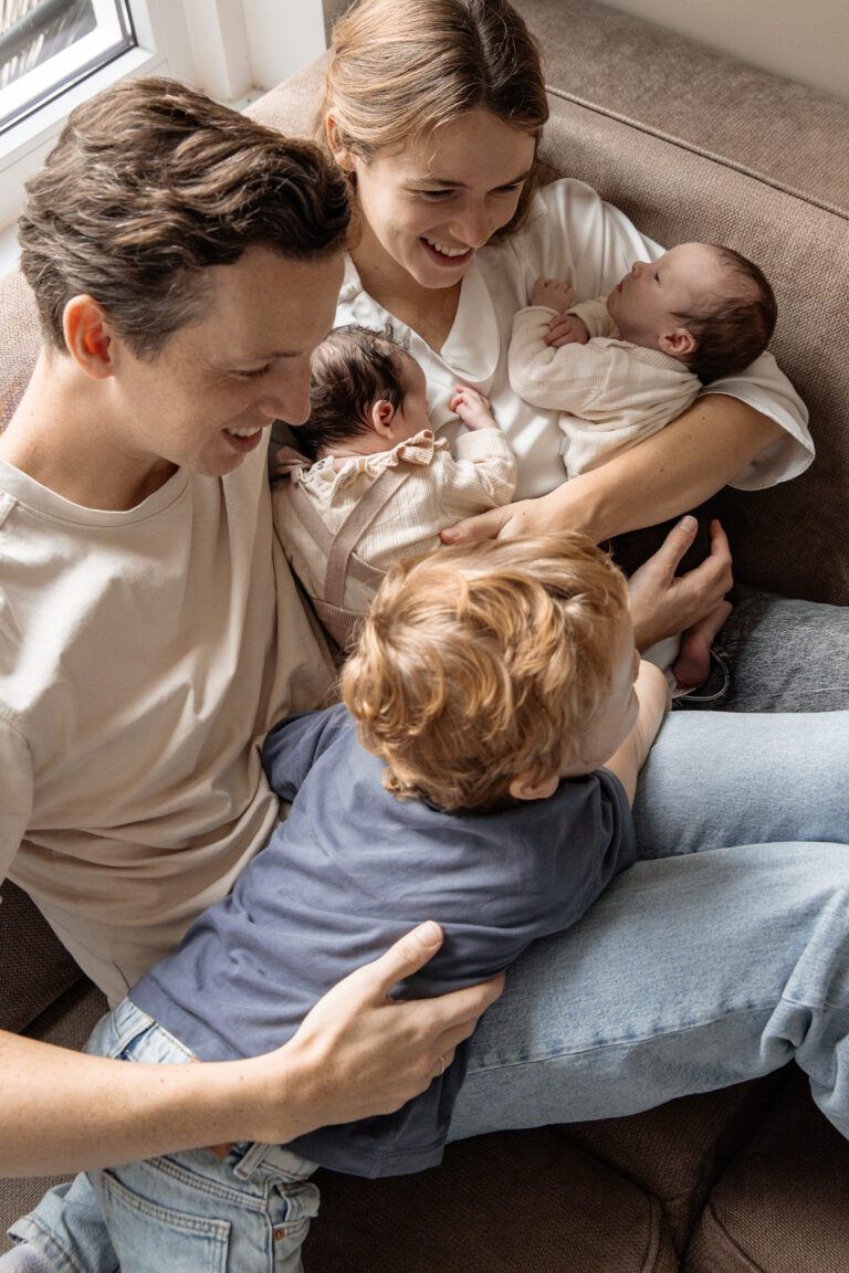 Newbornshoot van tweeling Julan en Amélie met grote broer Lyon bij Van Dam Fotografie in Apeldoorn