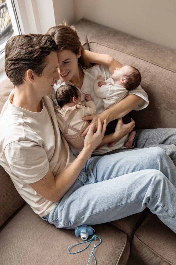 Newbornshoot van tweeling Julan en Amélie met grote broer Lyon bij Van Dam Fotografie in Apeldoorn