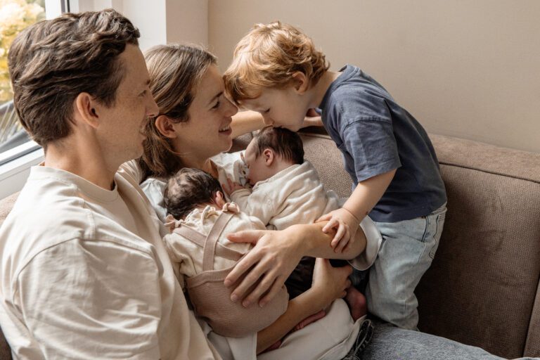 Newbornshoot van tweeling Julan en Amélie met grote broer Lyon bij Van Dam Fotografie in Apeldoorn