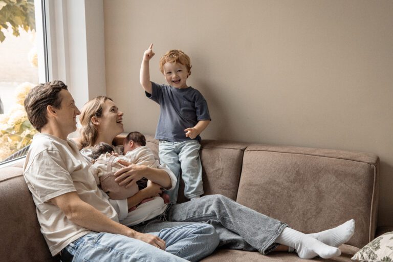 Vrolijke peuter tijdens newbonrshoot apeldoorn
