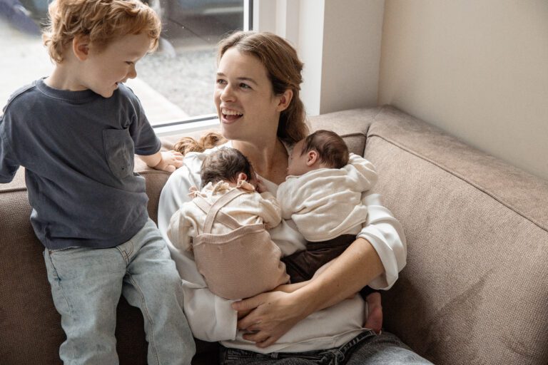 Mama op de foto met pas geboren tweeling apeldoorn