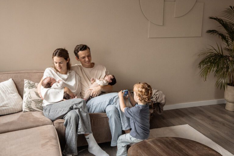 Ontspannen newborn fotograaf apeldoorn tweeling familie