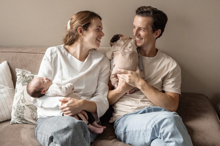 Newbornshoot van tweeling Julan en Amélie met grote broer Lyon bij Van Dam Fotografie in Apeldoorn