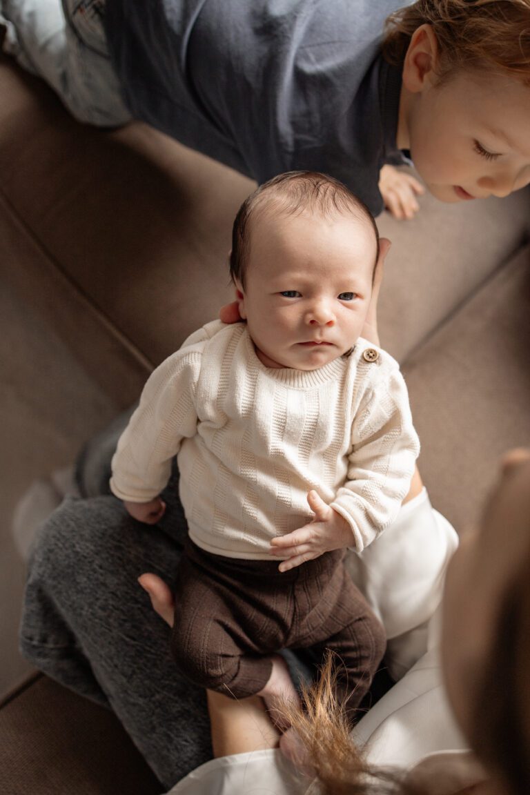 Lieve broer met newborn thuis fotograaf