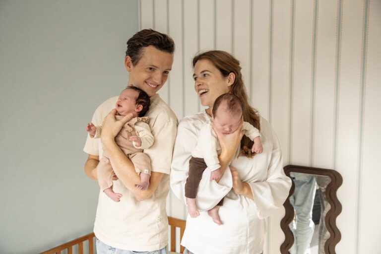 Een liefdevolle newbornshoot met tweeling Julan en Amélie en hun grote broer Lyon.