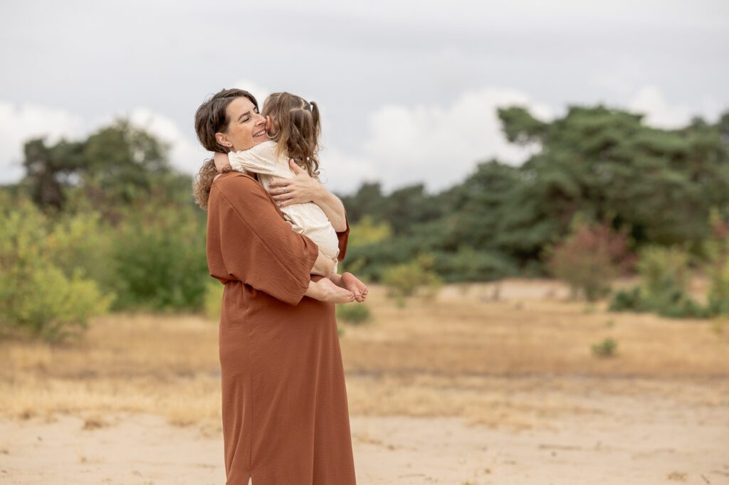 Zwangerschapsshoot met gezin van Niek en Ashley met hun dochtertje op het Kootwijkerduin