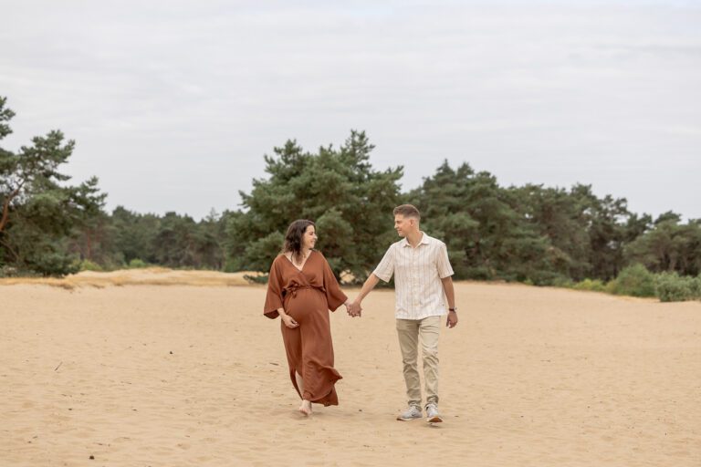 Zwangerschapsshoot met gezin van Niek en Ashley met hun dochtertje op het Kootwijkerduin