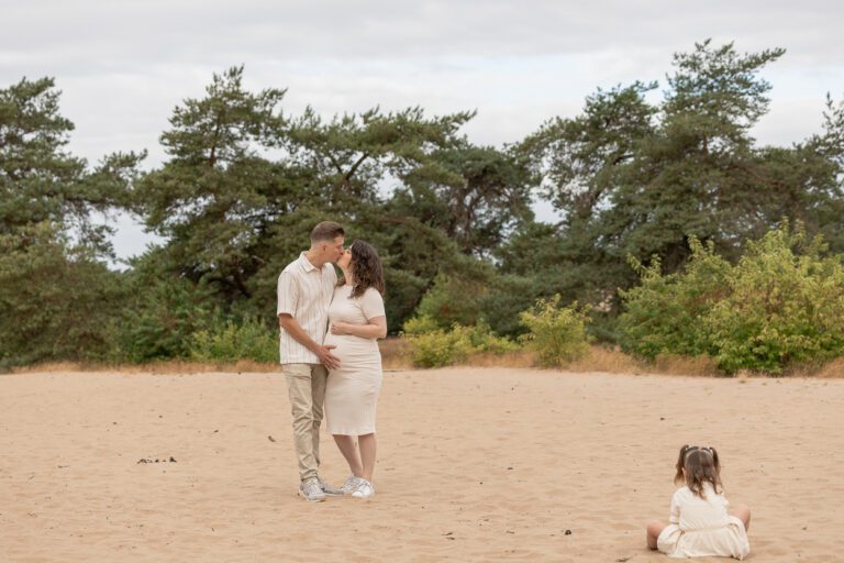 Samen met je partner op de foto tijdens de zwangerschapsshoot en jullie kinderen kunnen lekker spelen