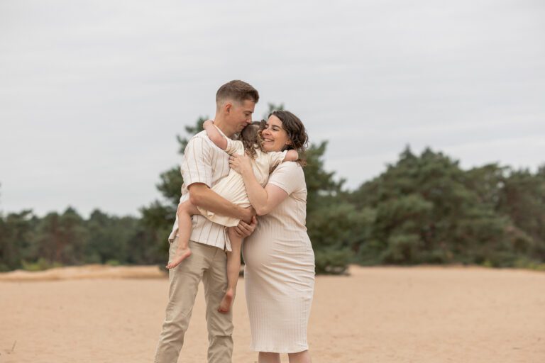 Zwangerschapsshoot met gezin van Niek en Ashley met hun dochtertje op het Kootwijkerduin