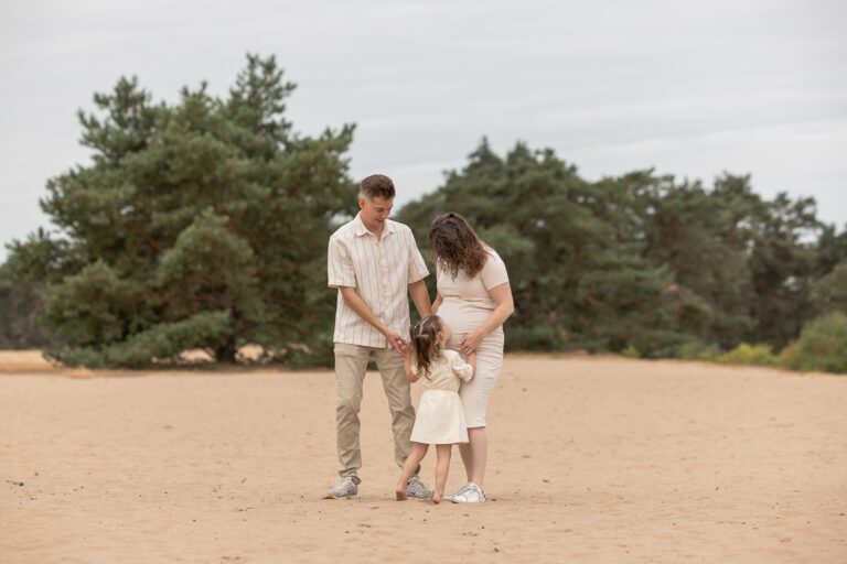 Zwangerschapsshoot met gezin van Niek en Ashley met hun dochtertje op het Kootwijkerduin