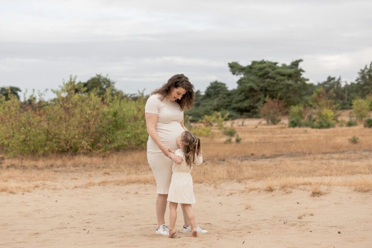 Niek en Ashley met hun dochtertje tijdens een gezinszwangerschapsshoot op de Veluwe