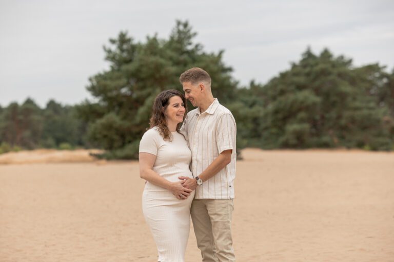 Niek en Ashley met hun dochtertje tijdens een gezinszwangerschapsshoot op de Veluwe