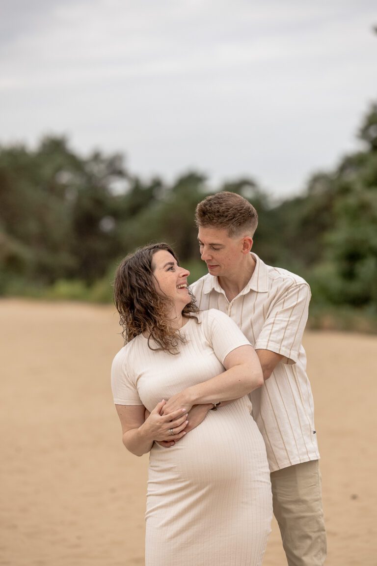 Niek en Ashley met hun dochtertje tijdens een gezinszwangerschapsshoot op de Veluwe