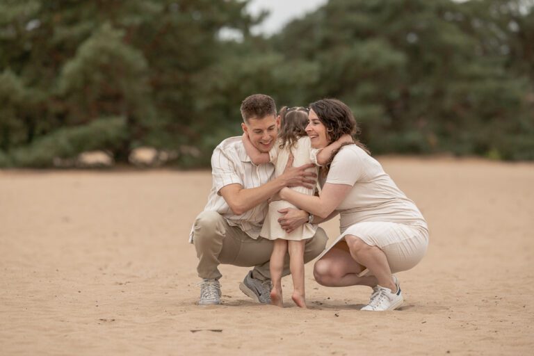 Niek en Ashley met hun dochtertje tijdens een gezinszwangerschapsshoot op de Veluwe
