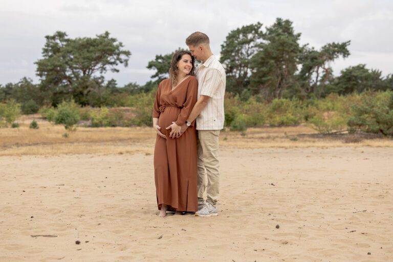 Zwangerschapsshoot met gezin van Niek en Ashley met hun dochtertje op het Kootwijkerduin